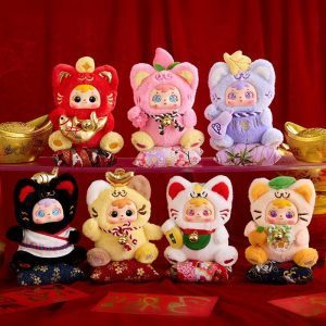 Samuel San XIAO Mao. Caja Sorpresa. Peluche 18 cm, colección Gatito de la fortuna