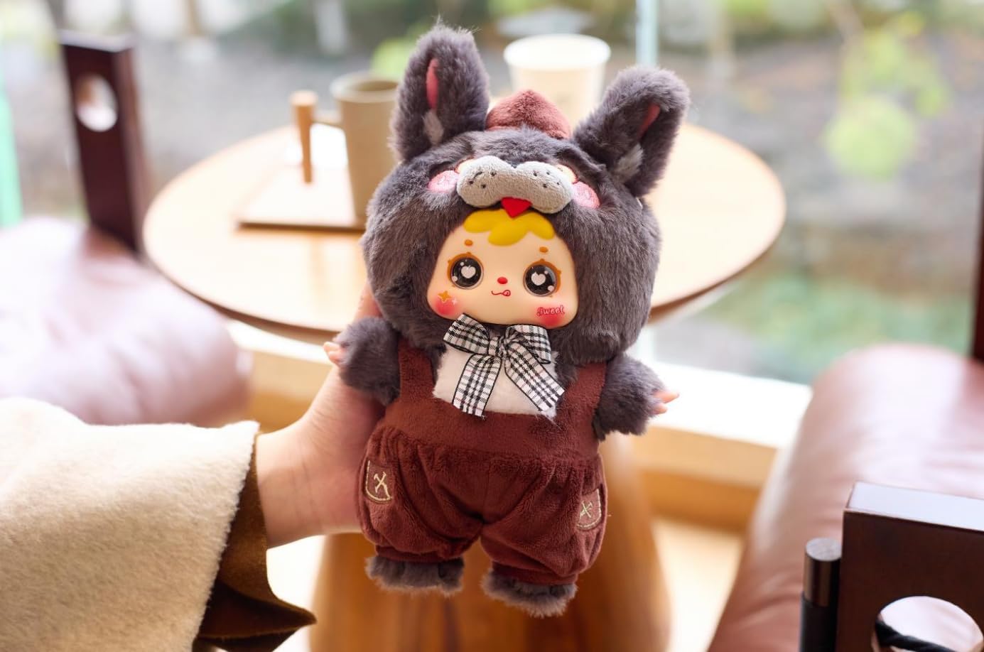 Samuel San XIAO Mao. Caja Sorpresa. Peluche 18 cm, colección cafetería. - Imagen 3